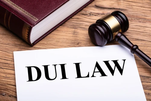 The words DUI law with a judge’s gavel represent a Tennessee DUI lawyer.